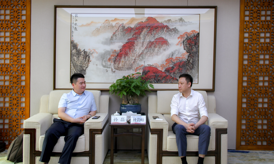 西安投資控股黨委書(shū)記、董事長(zhǎng)杜巖岫會(huì)見(jiàn)西南證券江蘇分公司副總經(jīng)理一行