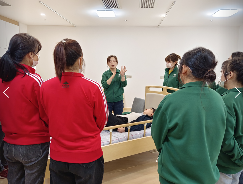 頤信養(yǎng)老組織長安閭里全體護(hù)理人員進(jìn)行護(hù)理知識學(xué)習(xí)及實(shí)踐培訓(xùn)