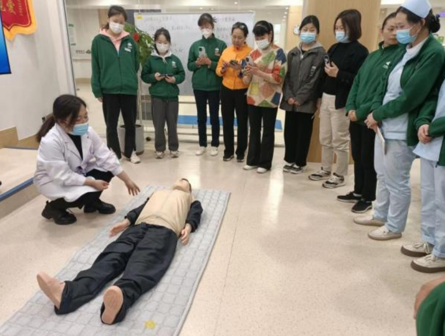 “救”在身邊！共筑服務(wù)安全——頤信養(yǎng)老舉辦急救技能培訓(xùn)